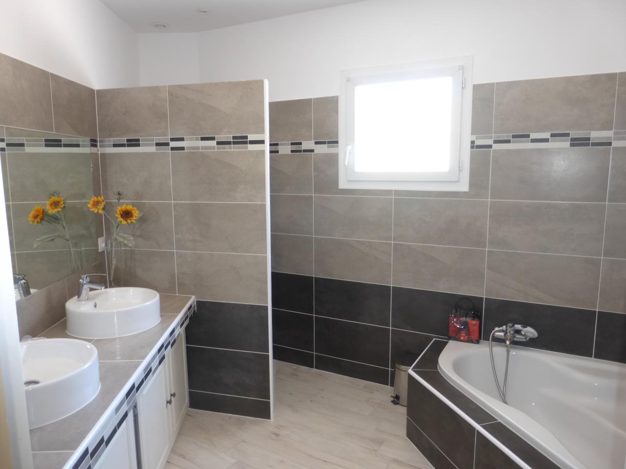 salle de bains neuve rdch à côté chambre lits gigognes