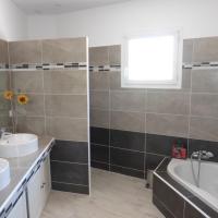 salle de bains neuve rdch à côté chambre lits gigognes