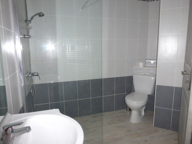 Salle d'eau grande chambre indépendante (autre côté piscine)