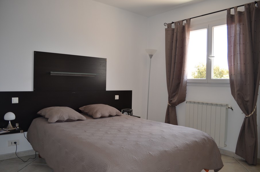 chambre 3 à l'étage (couvre lit taupe)
