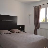 chambre 3 à l'étage (couvre lit taupe)