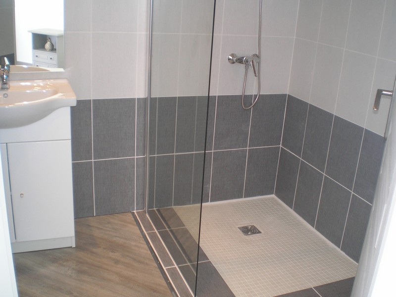 douche italienne vasque wc dans grande chambre indépendante