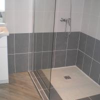 douche italienne vasque wc dans grande chambre indépendante