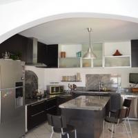 cuisine design avec ilot central (frigo américain, eau fraîche, glaçons et glace pilée..)