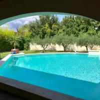 Vue piscine depuis le coin repas terrasse couverte à l'extérieur