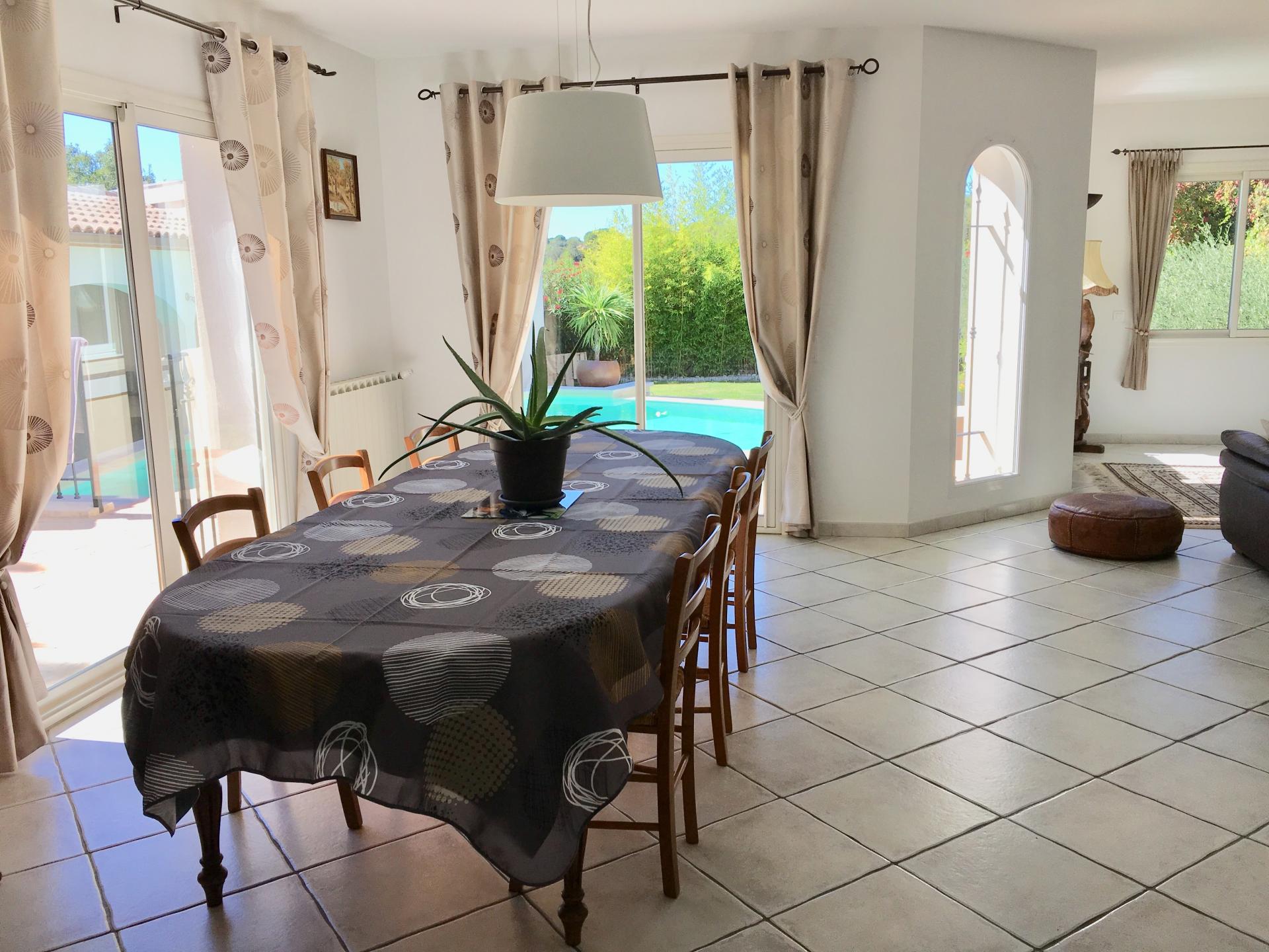 table et chaises dans salle à manger (avec 4 rallonges=10 personnes)