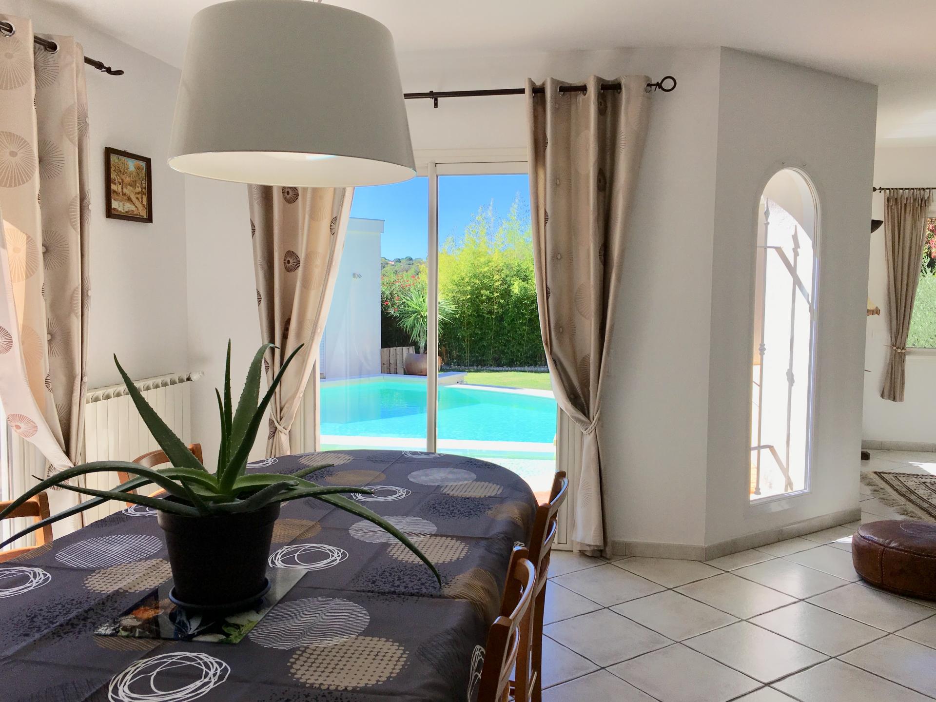 coin salle à manger Vue piscine