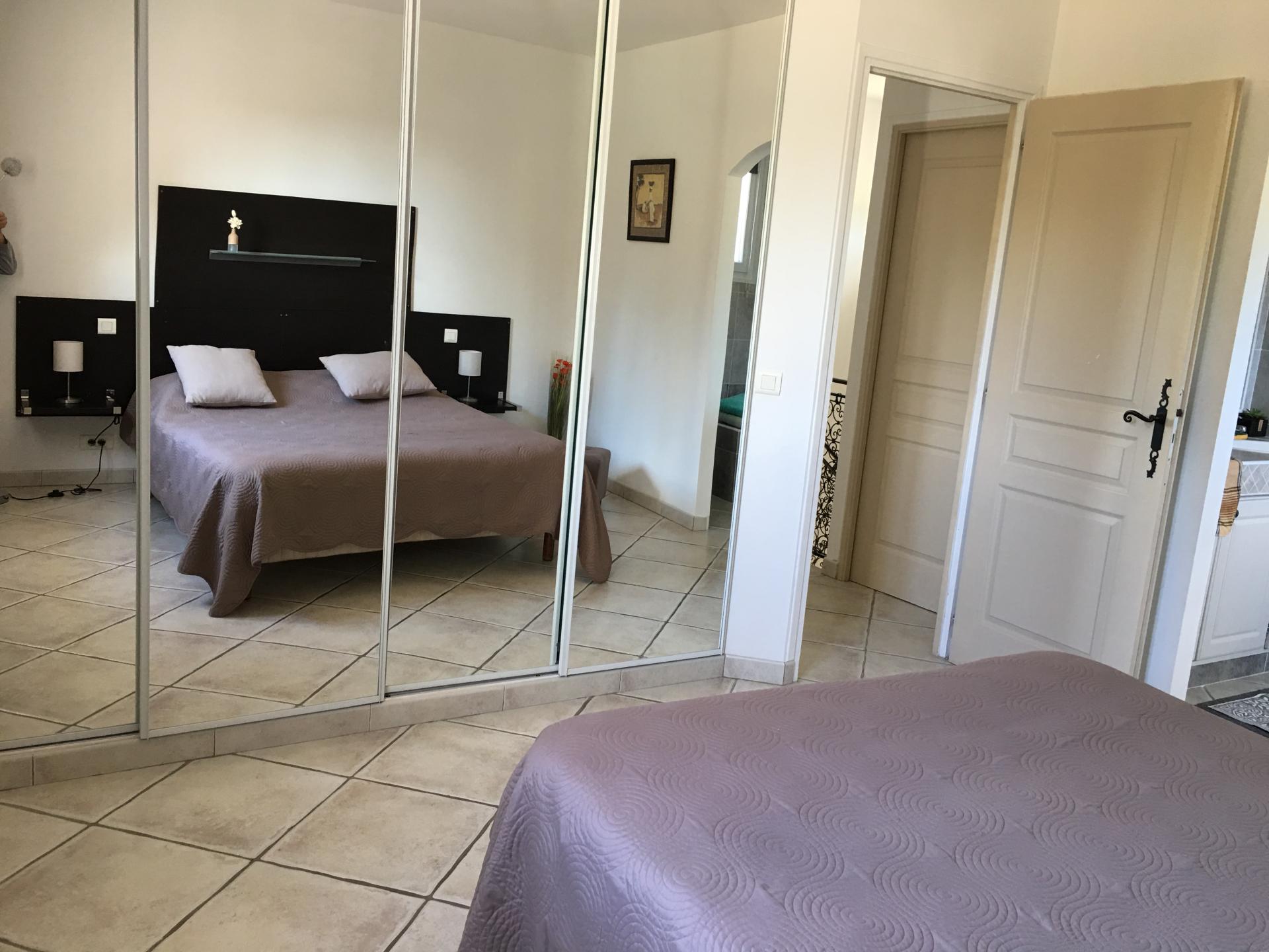 Chambre 3 à l'étage (couvre lit taupe) grand placard portes miroir au pied du lit