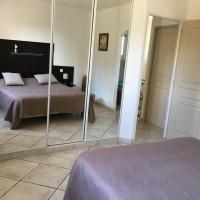 Chambre 3 à l'étage (couvre lit taupe) grand placard portes miroir au pied du lit
