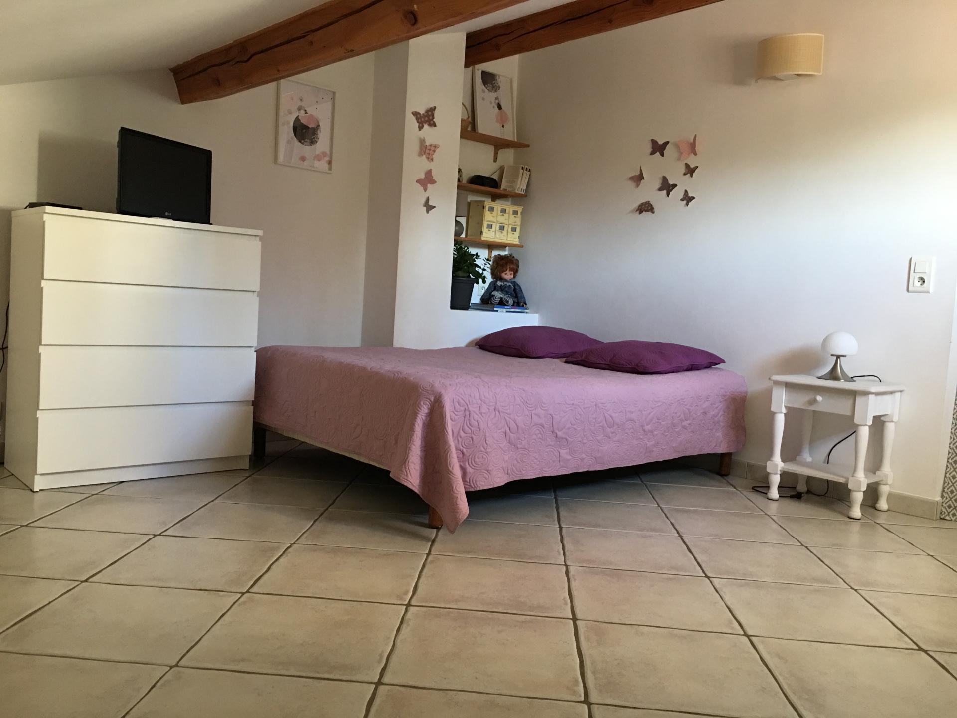 Chambre 4 mansardée à l'étage (couvre lit rose/violet)