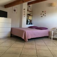 Chambre 4 mansardée à l'étage (couvre lit rose/violet)