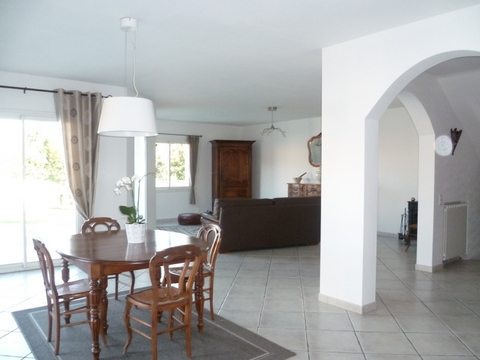 séjour coin repas (table fermée)