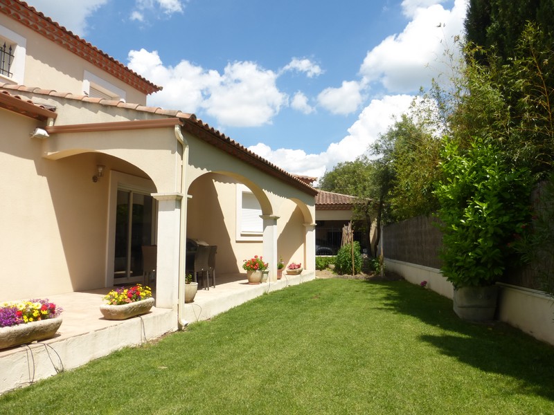 terrasse (table et chaises) devant sortie cuisine