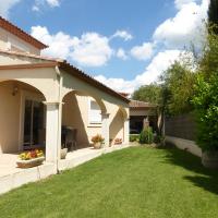 terrasse (table et chaises) devant sortie cuisine