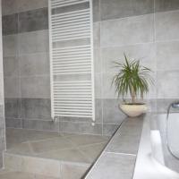 salle de bains Neuve (double vasques, douche italienne, baignoire)