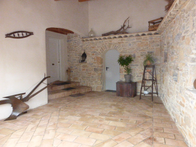 Patio en pierre à l'entrée de la maison