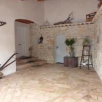 Patio en pierre à l'entrée de la maison