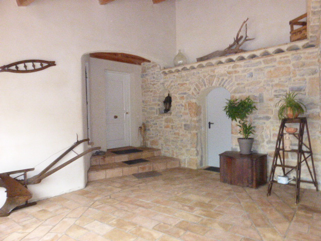 Entrée principale de la maison par patio en pierre