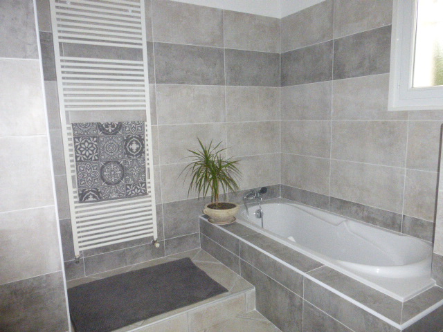 salle de bains attenante à la chambre à l'étage (côté baignoire)