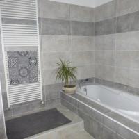 salle de bains attenante à la chambre à l'étage (côté baignoire)