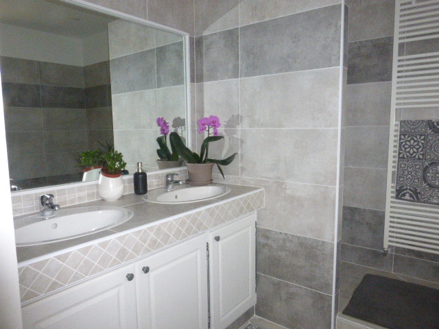 salle de bains attenante à la chambre à l'étage (côté vasques)