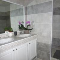 salle de bains attenante à la chambre à l'étage (côté vasques)