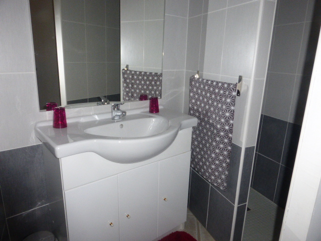 salle d'eau attenante à la chambre du rdch (couvre lit bordeau) lavabo douche italienne