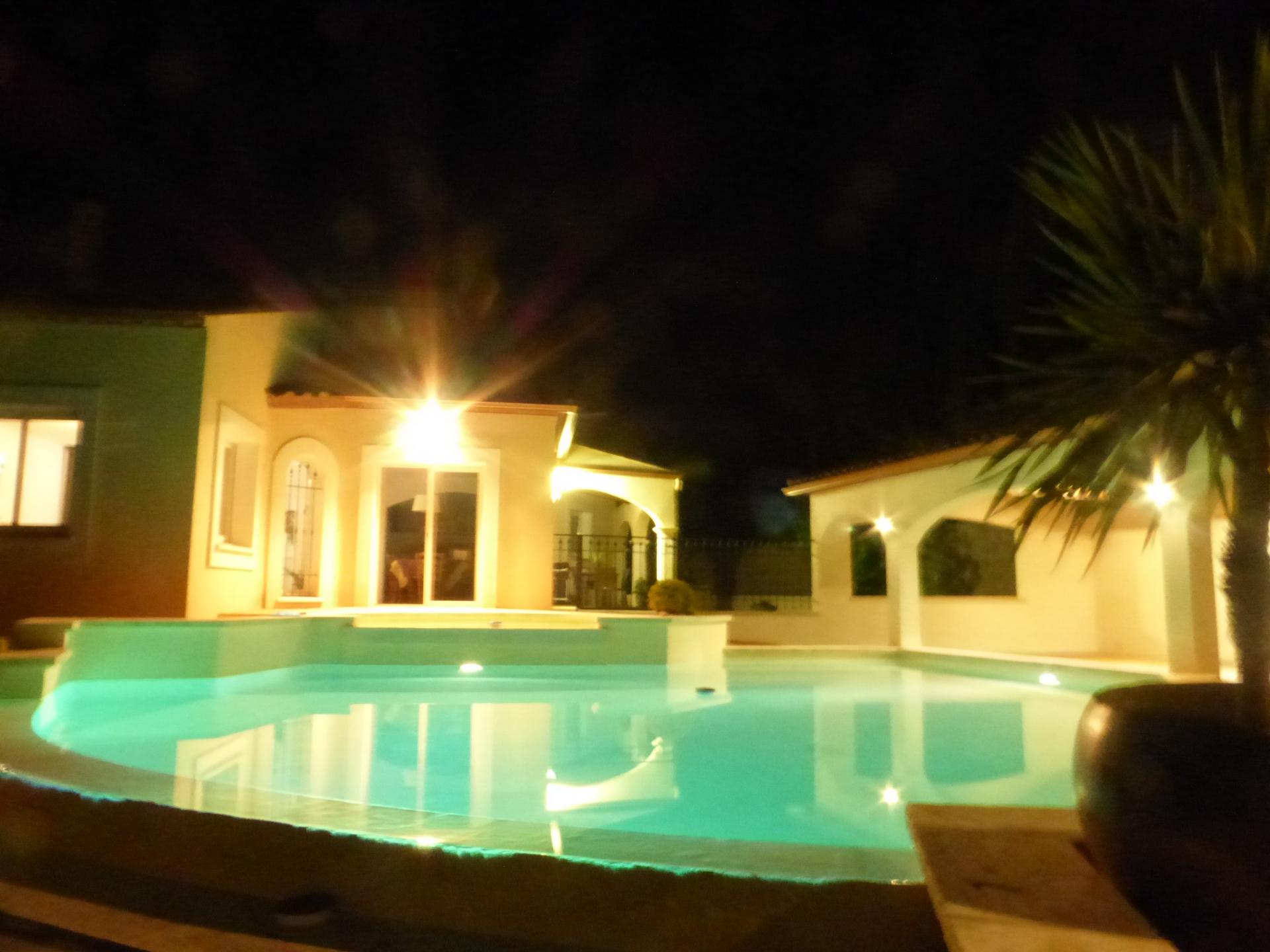 Villa la nuit éclairage avec projecteur LED couleur à télécommande