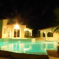 Villa la nuit éclairage avec projecteur LED couleur à télécommande