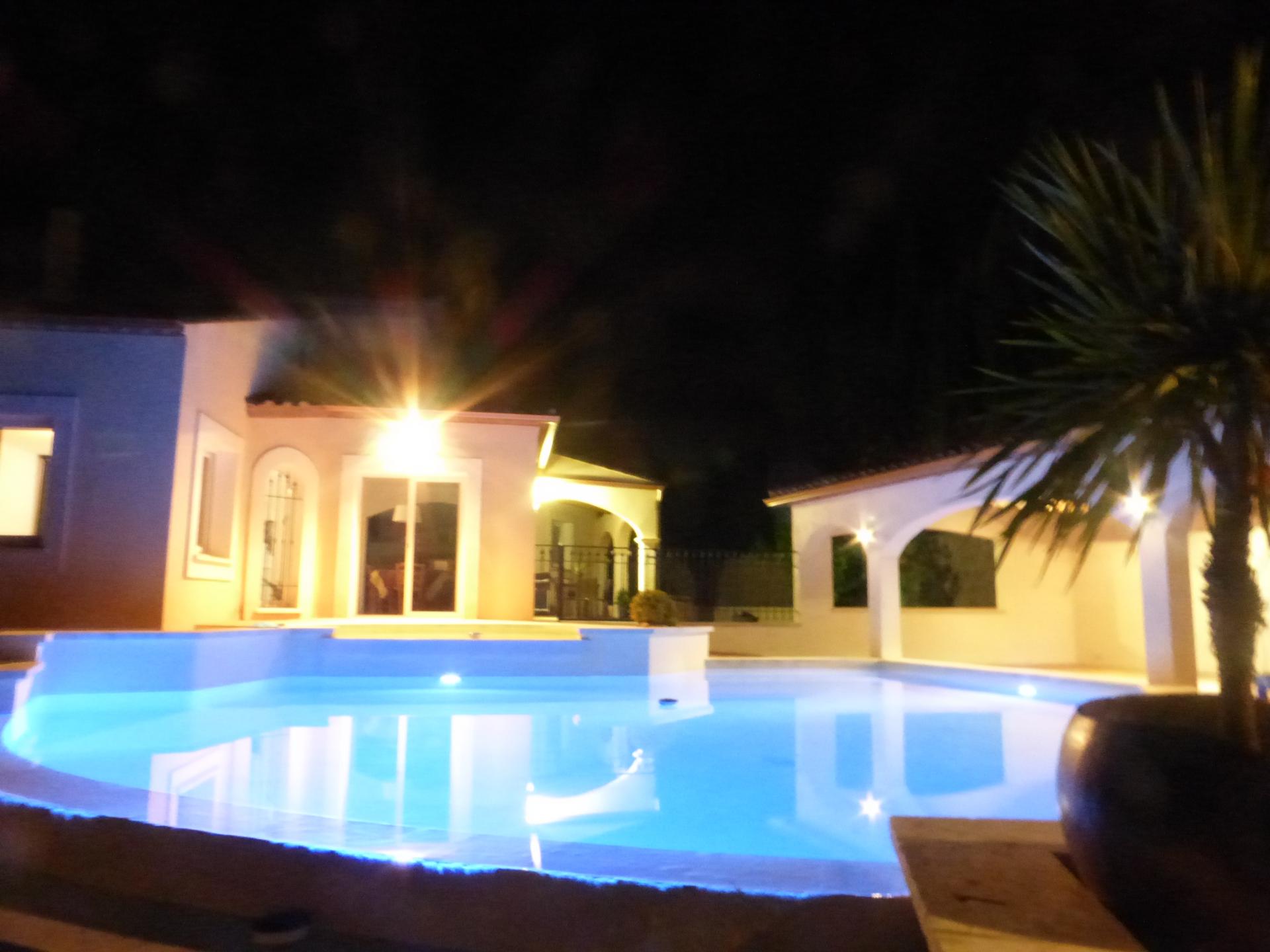 Notre villa la nuit éclairage avec projecteur LED couleur à télécommande